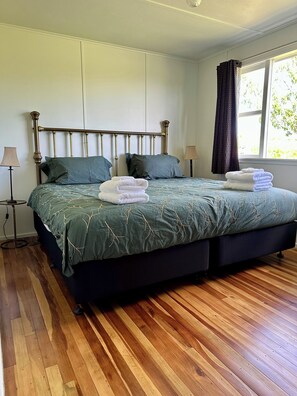 9 bedrooms, WiFi, bed sheets - Comfy 3-bedroom house surrounded by vineyard in South Head an hour from Auckland (South Head)