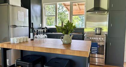 Comfy 3-bedroom house surrounded by vineyard in South Head an hour from Auckland