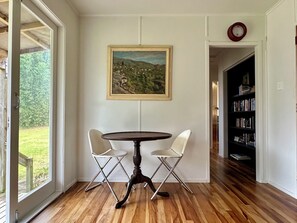 Dining - Comfy 3-bedroom house surrounded by vineyard in South Head an hour from Auckland (South Head)