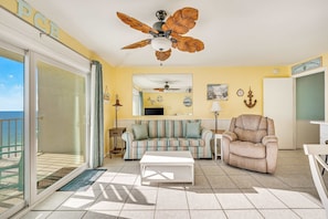 Apartamento, varias camas, balcón, vistas al mar (Beach Bliss) | Zona de estar | Televisión de pantalla plana de 50 pulgadas con canales digitales