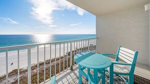 Un balcon avec vue sur la plage et l’océan.
