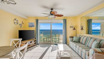 Condo, várias camas, sacada, vista para o oceano (Beach Bliss) | Área de estar | TV de tela plana 50 polegadas com canais digitais