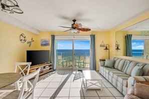 Appartement, meerdere bedden, balkon, uitzicht op oceaan (Beach Bliss) | Woonruimte | Een 50-inch flatscreentelevisie met digitale zenders