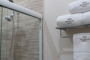 Deluxe-Doppelzimmer | Badezimmer | Dusche, Haartrockner, Handtücher, Seife
