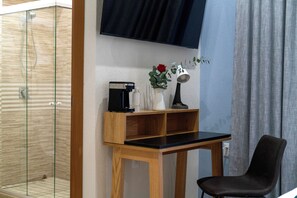 In-room safe, desk, laptop workspace, iron/ironing board - FCH Hotel Minerva-CAS (Guadalajara)