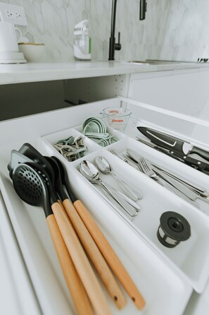 Mikrowelle, Herdplatte, Wasserkocher mit Kaffee-/Teezubehör, Toaster