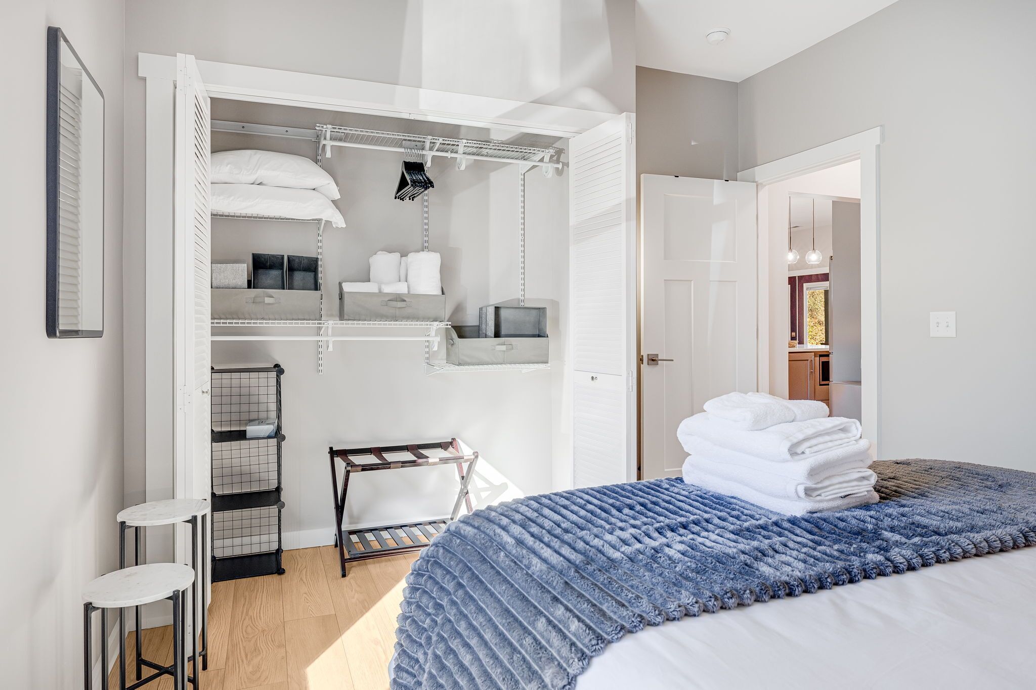 3 slaapkamers, een strijkplank/strijkijzer, gratis wifi, beddengoed