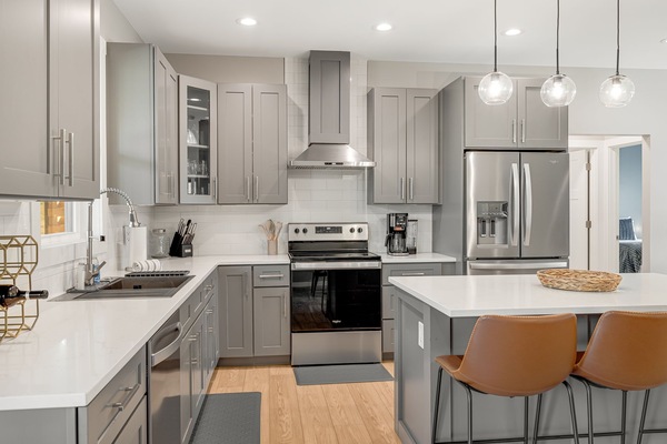 Utensilios de cocina, mesa de comedor, isla de cocina