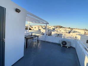 Outdoor dining - In the heart of Parikia, charming house with 360° panoramic terrace, close to the beach  (PARIKIA)
