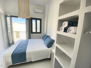3 bedrooms, iron/ironing board, travel crib, WiFi - In the heart of Parikia, charming house with 360° panoramic terrace, close to the beach  (PARIKIA)