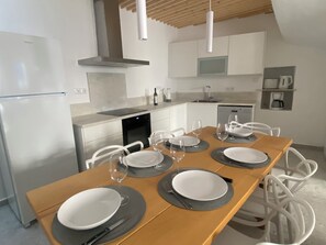 Frigorífico, microondas, horno y placa de cocina