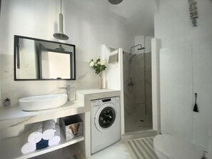 Douche, sèche-cheveux, savon, papier toilette