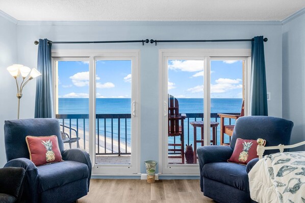 Apartment, Mehrere Betten, Balkon, Meerblick (By The Wave Side) | 1 Schlafzimmer, individuell dekoriert, individuell eingerichtet