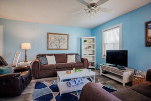 Townhouse, flere senger, terrasse (Horizon Breeze) | Oppholdsområde | En 42-tommers Flatskjerm-TV med digitale kanaler