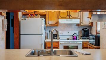 Townhome, Multiple Beds, Patio (Horizon Breeze) | Private kitchen | Fridge, microwave, oven, stovetop