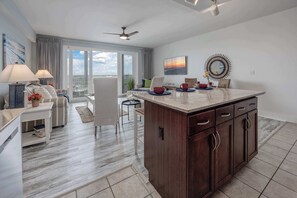 Condo, varias camas, balcón (J Lew's Place) | Interior