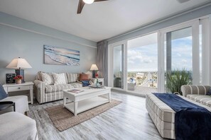 Kondominium, Beberapa Tempat Tidur, balkon (J Lew's Place) | Area keluarga | Televisi layar datar 42-inci dengan saluran TV digital