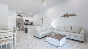 スマートテレビ、暖炉、テーブルサッカー台、ステレオ