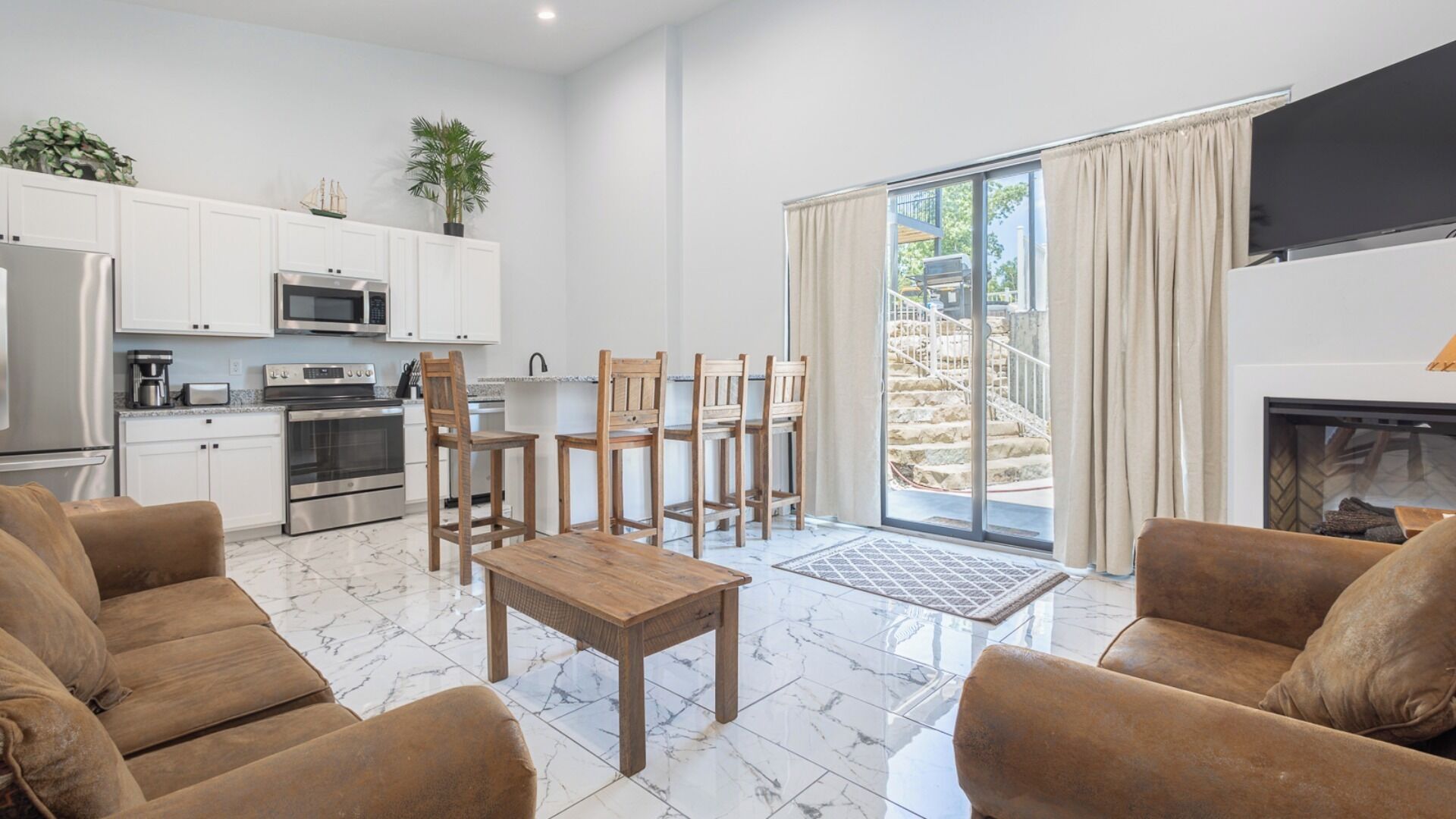 TV connectée, cheminée, baby-foot, chaîne hi-fi