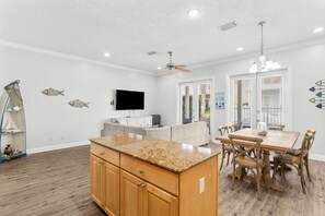 Stadtwohnung, Mehrere Betten, Terrasse, Gartenblick (Palm Breeze Retreat) | Innenbereich