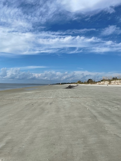 Walk to waterfront dining, shops, wine bar. 2 miles from I-95. No pet fee!
