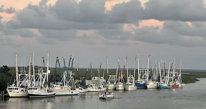 Walk to waterfront dining, shops, wine bar. 2 miles from I-95. No pet fee!
