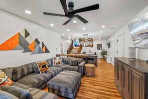 Smart TV, lareira, mesa de pingue-pongue, livros