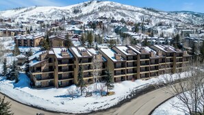 Un hotel de varios pisos con un paisaje nevado al fondo.