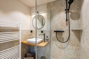 Douche, sèche-cheveux, serviettes fournies, savon