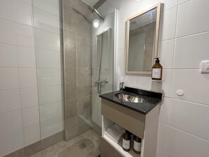 Secador de pelo, toallas, jabón, papel higiénico