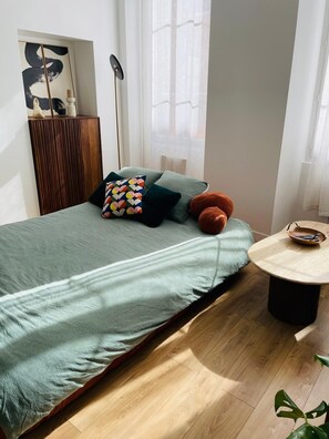 1 slaapkamer, een strijkplank/strijkijzer, reisbedje, gratis wifi