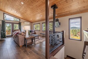 TV connectée, cheminée, écrans d'ordinateur