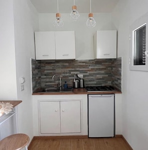 Fridge, stovetop, coffee/tea maker, blender