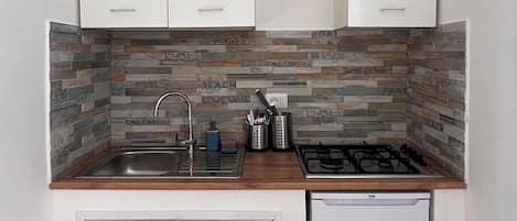 Fridge, stovetop, coffee/tea maker, blender