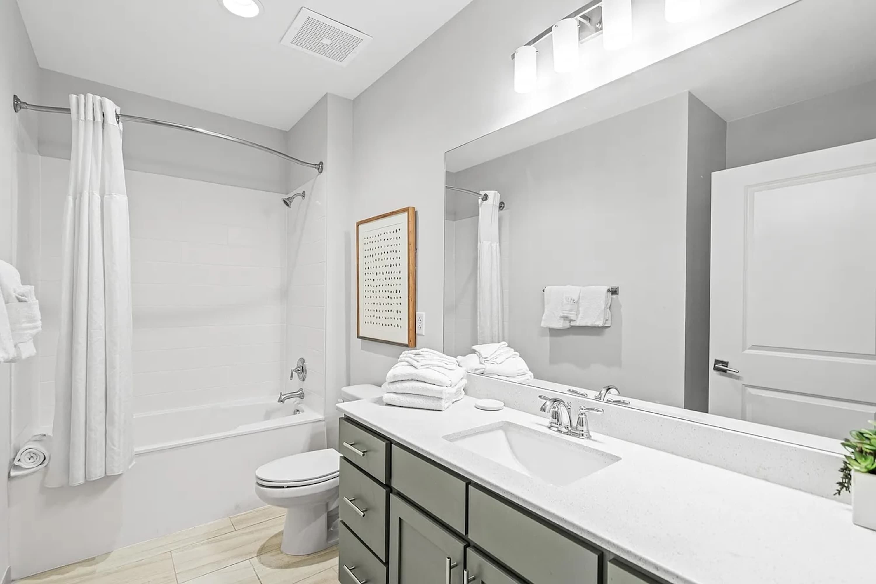 Un baño moderno con bañera, inodoro y lavabo.