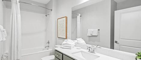 Un baño moderno con bañera, inodoro y lavabo.
