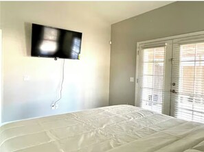 3 bedrooms, WiFi, bed sheets - Upgraded entire residential home (Scottsdale)