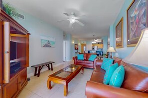 Apartment, Mehrere Betten, Balkon, Meerblick (Sunrise Serenity) | Wohnbereich | 42-Zoll-Flachbildfernseher mit Digitalempfang
