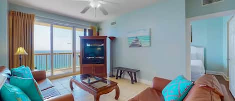 Condo, várias camas, sacada, vista para o oceano (Sunrise Serenity) | Área de estar | TV de tela plana 42 polegadas com canais digitais