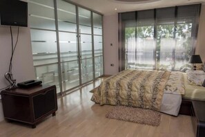 3 bedrooms, bed sheets