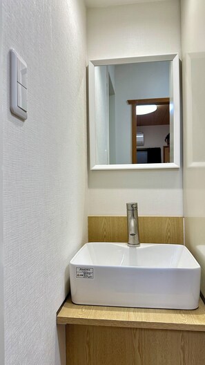 SĂšche-cheveux, serviettes fournies, savon, papier toilette