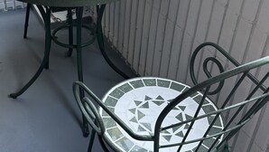 A round table with a mosaic tile design and metal chairs with matching patterns. - Airport line, Hanazonocho station 2 min. apartment, tourist attraction Namba Shinsaibashi 3 station excellent access [ 102]. (大阪市西成区花園北2丁目)