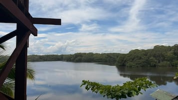 Blick auf einen See mit einer hölzernen Struktur im Vordergrund, vermutlich ein Teil eines Hotels oder Resorts.