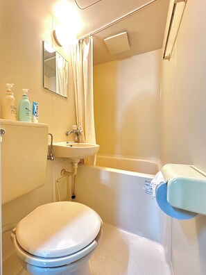 SĂšche-cheveux, serviettes fournies, savon, papier toilette