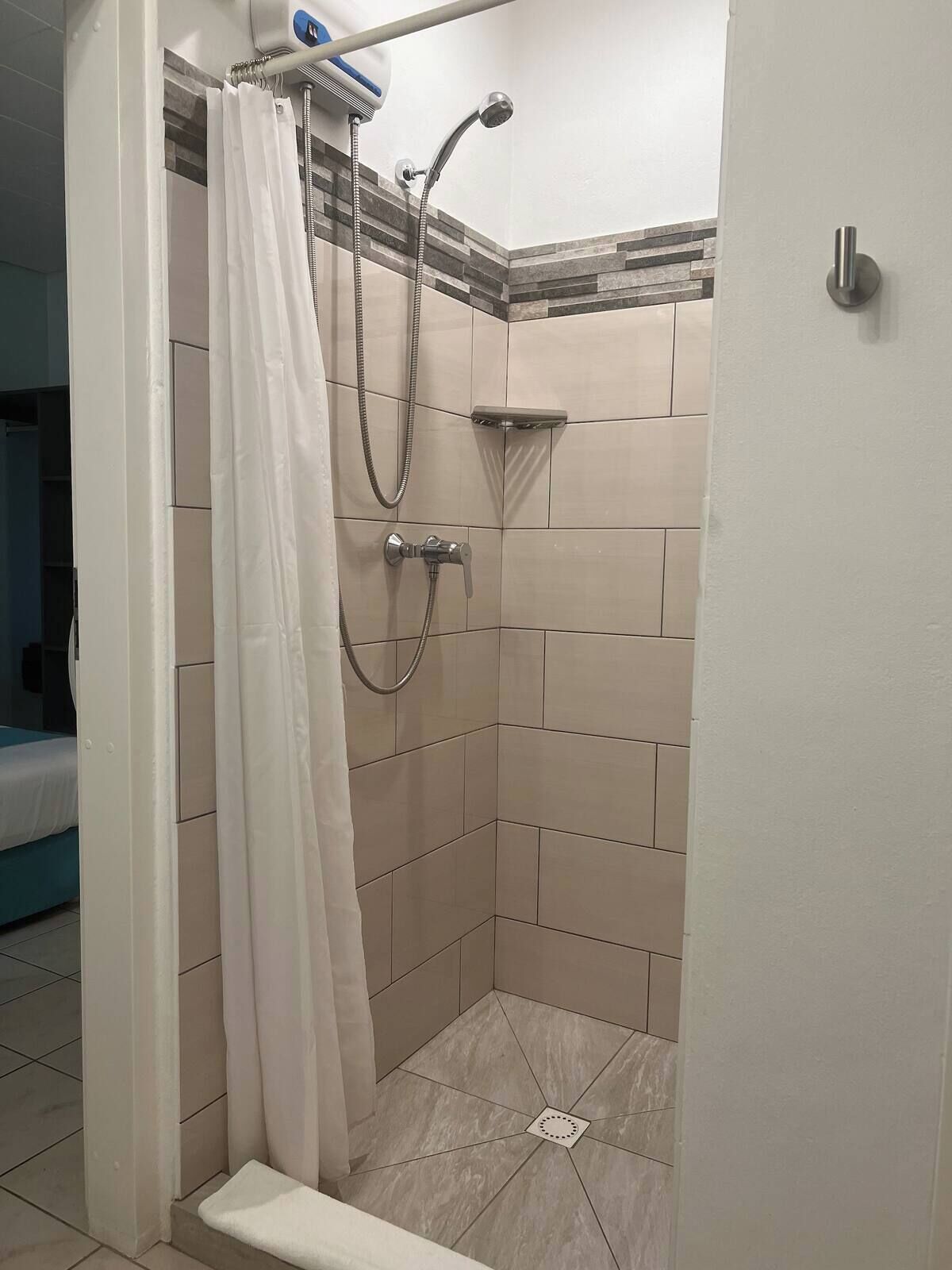 Douche, sèche-cheveux, serviettes fournies, papier toilette