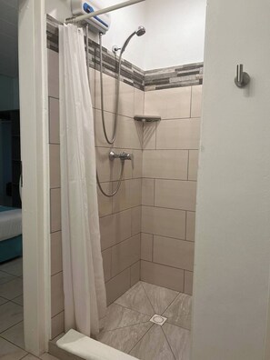 淋浴設備、風筒、提供毛巾、廁紙