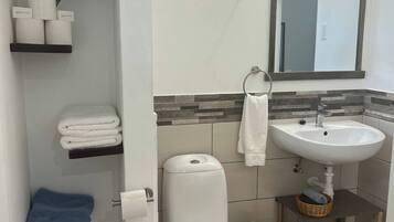 Douche, sĂšche-cheveux, serviettes fournies, papier toilette