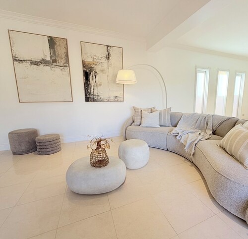 Luxurious home, prestigious quiet street close to  all Barossa’s attractions  