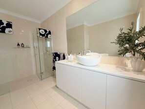 Hair dryer, towels, soap, shampoo - Luxurious home, prestigious quiet street close to  all Barossa’s attractions   (Tanunda)