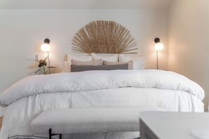 3 makuuhuonetta, tallelokero huoneessa, työpöytä, silitysrauta/-lauta